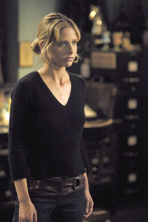Buffy (Sarah Michelle Gellar) kann einen Angriff verhindern, doch ihre Kraft reicht nicht aus, um Willow zu besiegen, da diese jetzt eine Überhexe i... - Bildquelle: TM +   Twentieth Century Fox Film Corporation. All Rights Reserved.