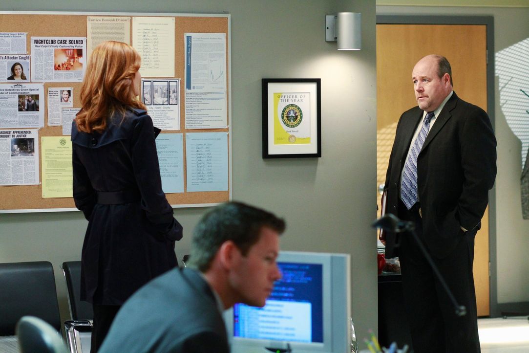 Bree (Marcia Cross, l.) ist auf Chucks Revier und erkundigt sich nach ihm. Detective Murphy (Michael Dempsey, r.) hat interessante Infos für sie ... - Bildquelle: ABC Studios