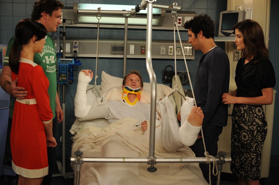 Barney (Neil Patrick Harris, M.), der von Teds Unfall gehört hat, will schnell ins Krankenhaus und wird prompt von einem Bus angefahren. Gemeinsam k... - Bildquelle: 20th Century Fox International Television