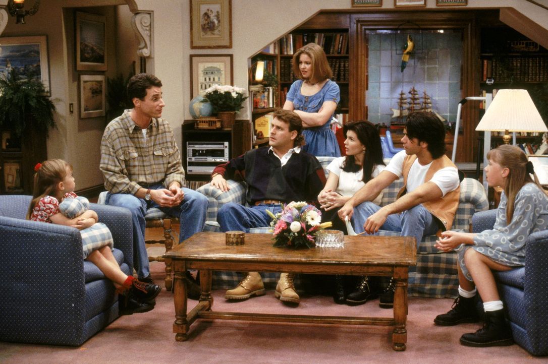 Ein wohlhabender Mann bietet den Tanners viel Geld für das Haus. Danny (Bob Saget, 2.v.l.), Joey (Dave Coulier, 3.v.l.), D.J. (Candace Cameron, M.),... - Bildquelle: Warner Brothers Inc.