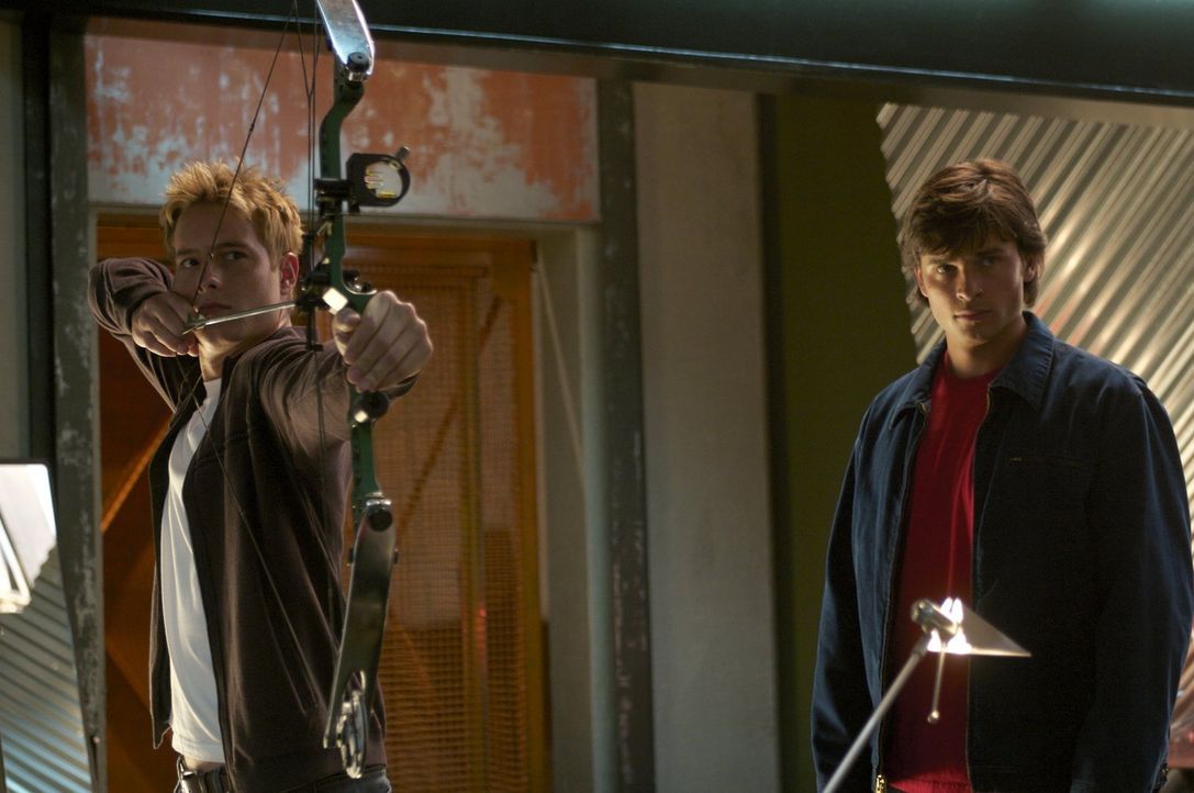 Eigentlich wollte Clark (Tom Welling, r.) den Green Arrow (Justin Hartley, l.) schnappen, weil er die Kette seiner Mutter geklaut hatte. Als sich he... - Bildquelle: Warner Bros.