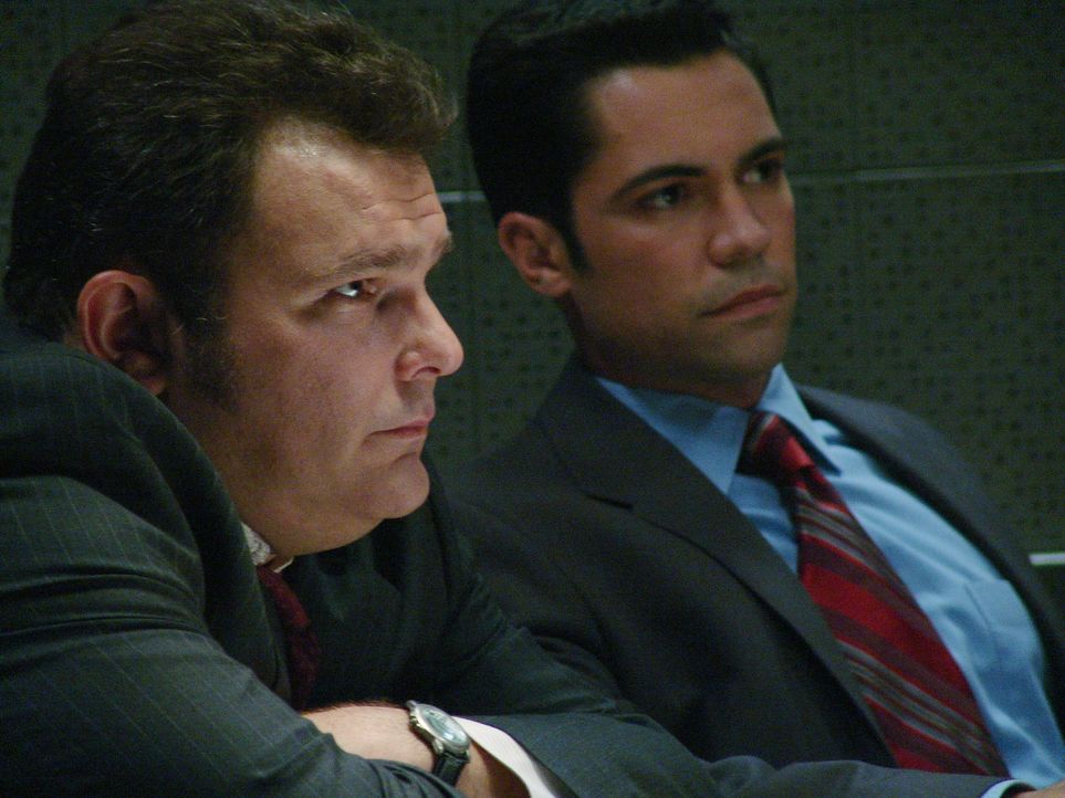 Der aktuelle Fall bereitet Det. Nick Vera (Jeremy Ratchford, l.) und Det. Scott Valens (Danny Pino, r.) Kopfzerbrechen ... - Bildquelle: Warner Bros. Television