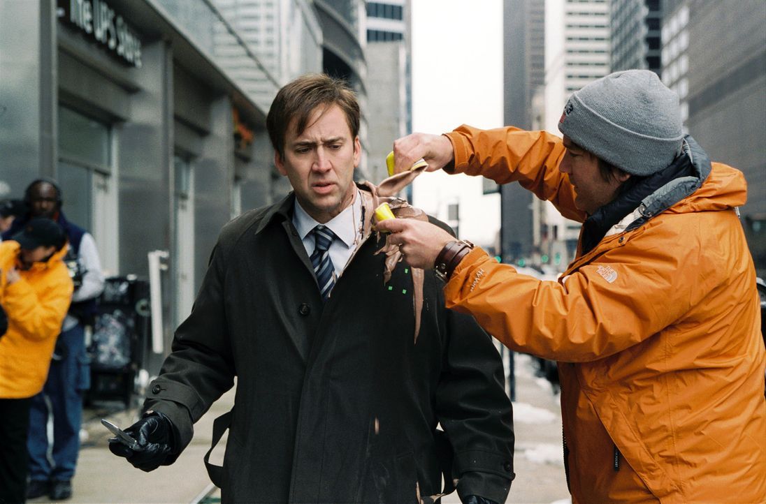 Regisseur Gore Verbinski, r. legt Hand bei Nicolas Cage, r. an - Bildquelle: 2004 by PARAMOUNT PICTURES. All Rights Reserved.