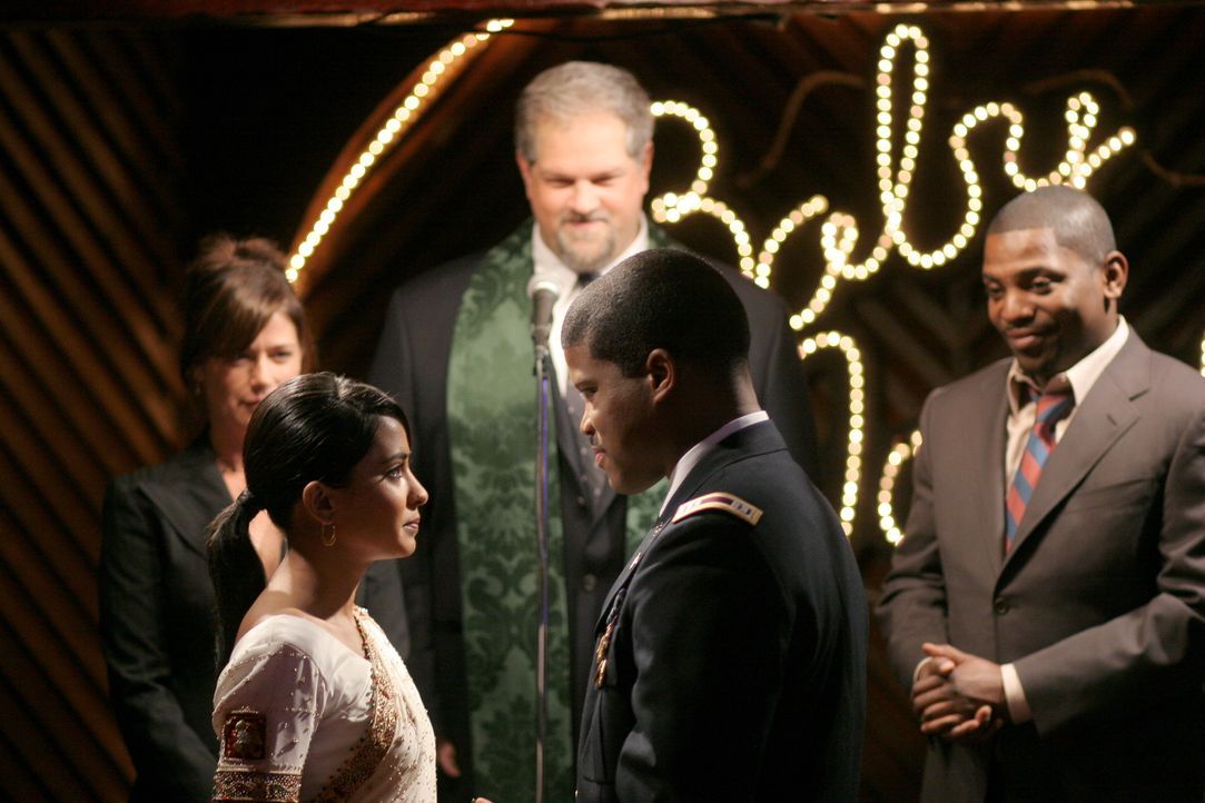 Bei der Trauung von Neela (Parminder Nagra, 2.v.l.) und Michael (Sharif Atkins, 2.v.r.) übernehmen Abby (Maura Tierney, l.), Jerry (Abraham Benrubi,... - Bildquelle: Warner Bros. Television