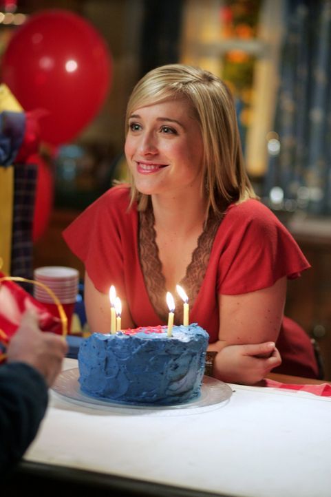 Chloe (Allison Mack) freut sich, Clark an seinem Geburtstag eine Freude zu machen. Noch ahnt sie nicht, von wem er sonst noch hören wird ... - Bildquelle: Warner Bros.