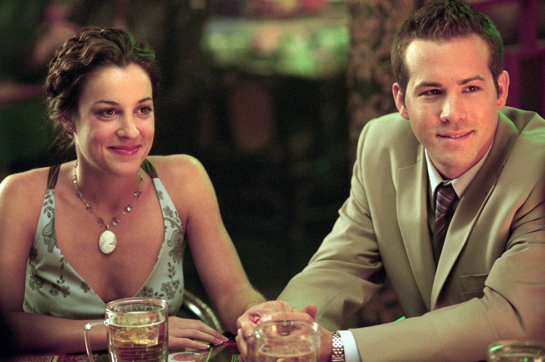 Hoffen auf eine friedliche Hochzeitsfeier: Mark (Ryan Reynolds, r.) und Melissa (Lindsay Sloane, l.) ... - Bildquelle: Warner Bros.