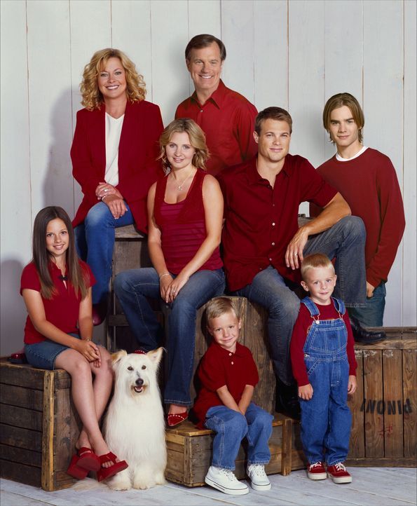 (8. Staffel) - Eine himmlische Familie: Annie (Catherine Hicks, hinten l.), Eric (Stephen Collins, hinten r.), Ruthie (Mackenzie Rosman, vorne l.),... - Bildquelle: The WB Television Network