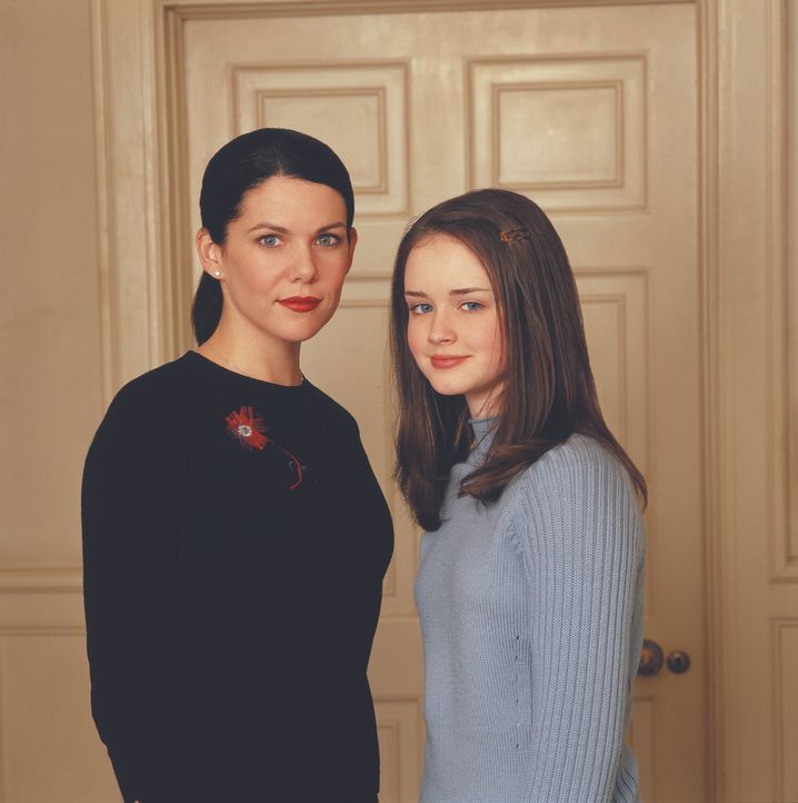 (1. Staffel) - Lorelai (Lauren Graham, l.) und ihre 16-jährige Tochter Rory (Alexis Bledel, r.) treten von einem Fettnäpfchen ins nächste ... - Bildquelle: 2000 Warner Bros.