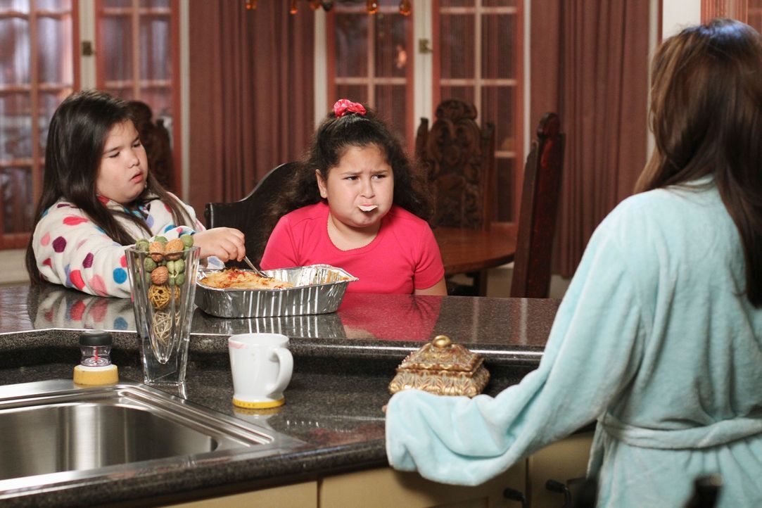 Gabrielle (Eva Longoria, r.) kann nicht fassen, dass ihre Töchter Juanita (Madison De La Garza, l.) und Celia (Daniella Baltodano, M.) heimlich Esse... - Bildquelle: ABC Studios