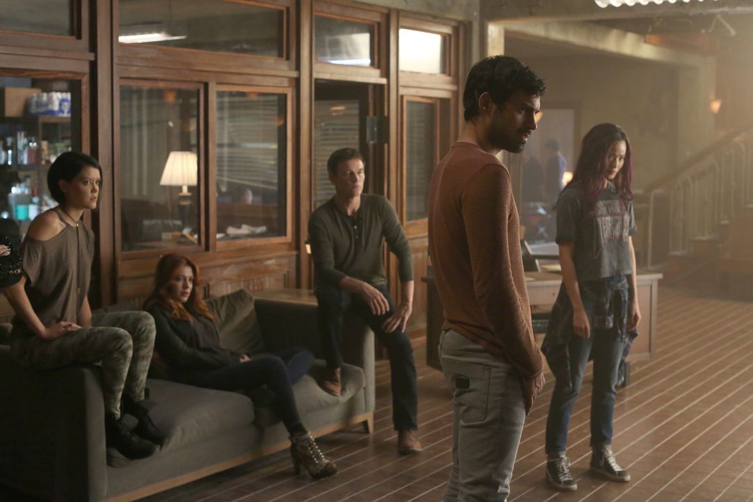 (v.l.n.r.) Sage (Hayley Lovitt); Dreamer (Elena Satine); Reed (Stephen Moyer); Marcos (Sean Teale); Clarice (Jamie Chung) - Bildquelle: Eliza Morse 2017 Fox and its related entities.  All rights reserved.  MARVEL TM &   2017 MARVEL/Eliza Morse