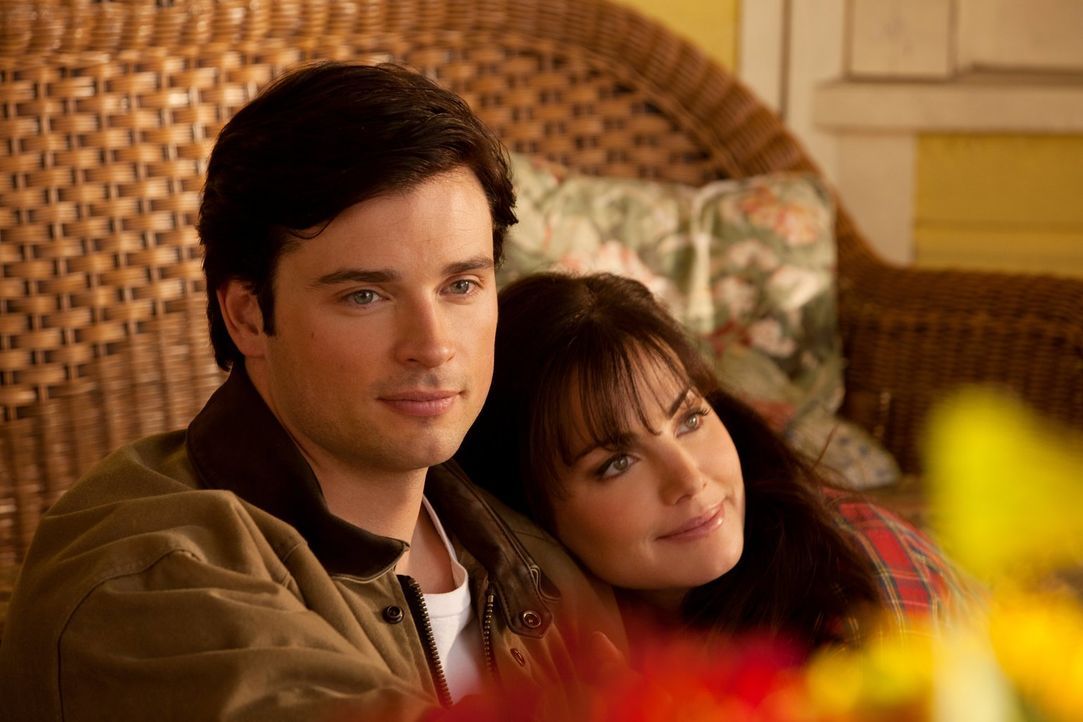 Das Hochzeitsgeschenk von Clarks (Tom Welling, l.) Mutter kann er gar nicht mit Lois (Erica Durance, r.) genießen, da sein Ich aus dem Parallelunive... - Bildquelle: Warner Bros.