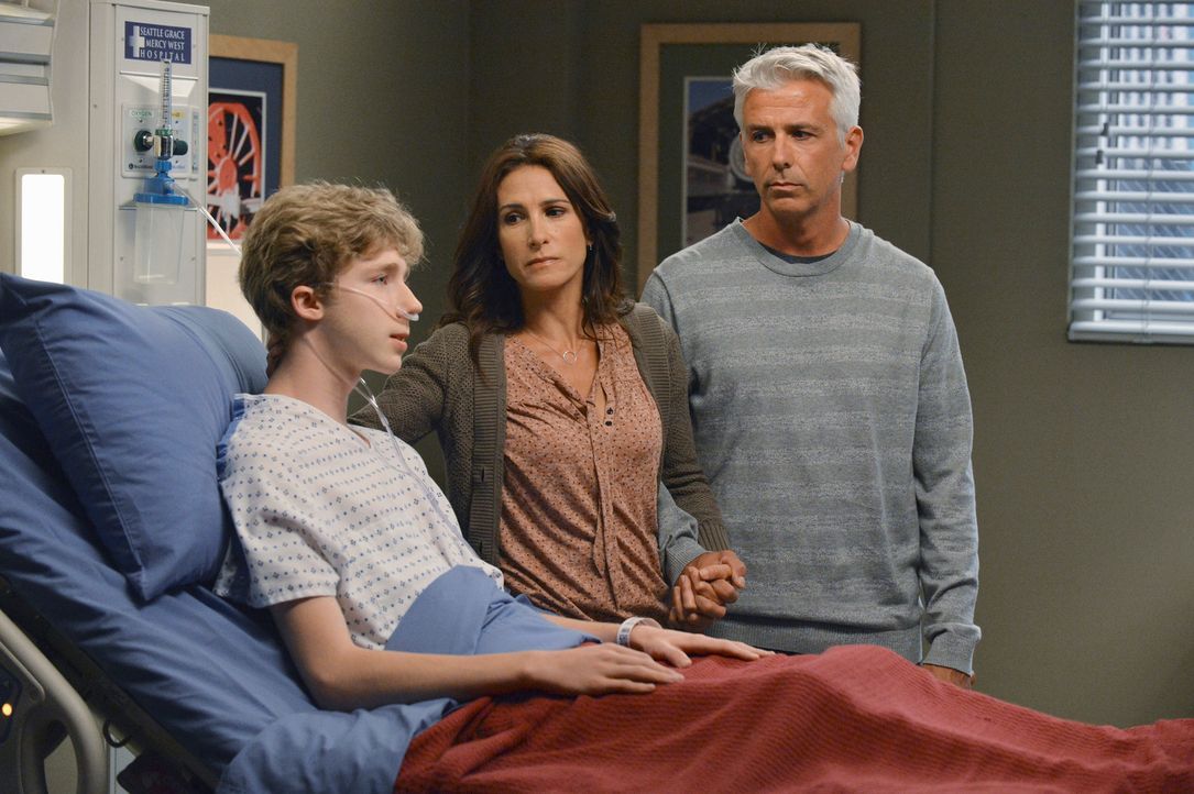 Der Teenager Michael (Joey Luthman, l.) will sich einer riskanten Herzopteration unterziehen, um somit eine weitere Herztransplantation zu verhinder... - Bildquelle: ABC Studios
