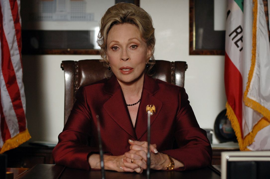 Die Gouverneurin von Kalifornien (Faye Dunaway) versucht alles, um die Epidemie aufzuhalten ... - Bildquelle: 2006 RHI Entertainment Distribution, LLC