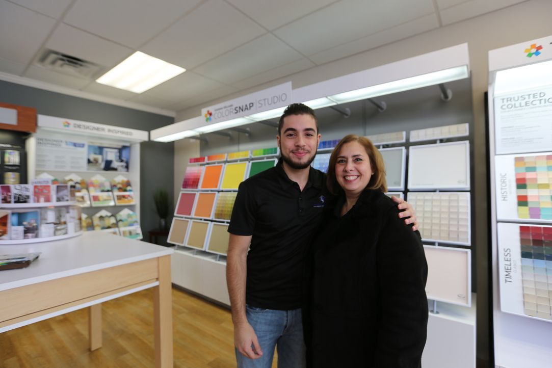 Nachdem Brandon (l.) die Ausbildung zum Immobilienmakler abgeschlossen hat, will er seiner Mutter Elsie (l.) und seinem Stiefvater bei ihrem ersten... - Bildquelle: 2016, DIY Network/Scripps Networks, LLC. All Rights Reserved.