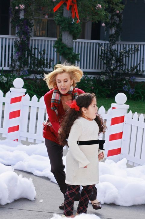 In der letzten Sekunde gelingt es der todesmutigen Lynette (Felicity Huffman, hinten), Celia (Daniella Baltodano, vorne) vor dem abstürzenden Flugze... - Bildquelle: ABC Studios