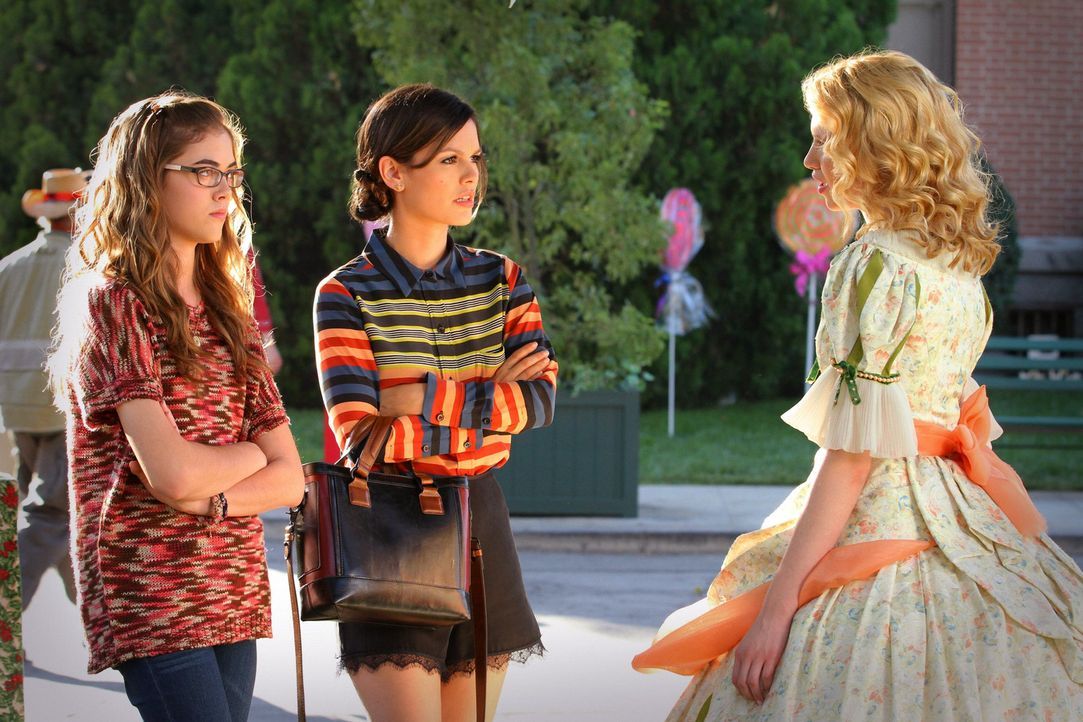 Nach und nach wird Rose (McKaley Miller, l.) und Magnolia (Claudia Lee, r.) klar, dass ihren Coaches Zoe (Rachel Bilson, M.) und Lemon mehr an dem S... - Bildquelle: Warner Bros.