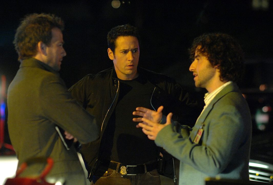 Die Milliarden-Dollar-Erbin Ella Pierce ist offenbar entführt worden. Don (Rob Morrow, M.), Charlie (David Krumholtz, r.) und Jeff Upchurch (Sean Pa... - Bildquelle: Paramount Network Television