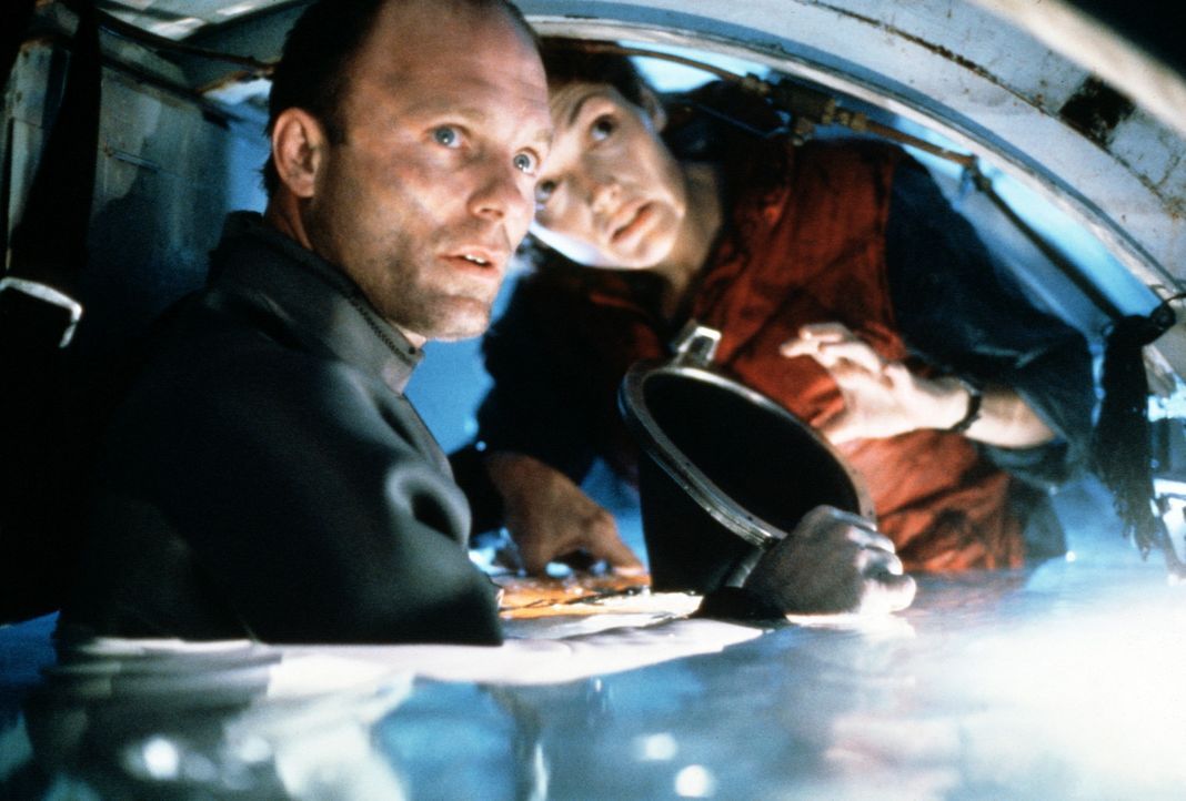 Ingenieurin Lindsey (Mary Elizabeth Mastrantonio, r.) und Brigman (Ed Harris, l.) kämpfen auf der "Deepcore" ums Überleben ... - Bildquelle: 20th Century Fox