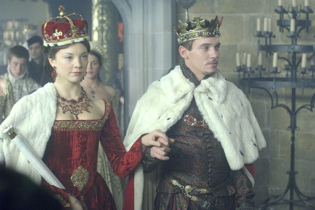 König Henry VIII. (Jonathan Rhys Meyers, r.) hat eine Überraschung für Lady Anne (Natalie Dormer, l.) - er ernennt sie zur Marquess of Pemproke - un... - Bildquelle: 2008 TM Productions Limited and PA Tudors II Inc. All Rights Reserved.