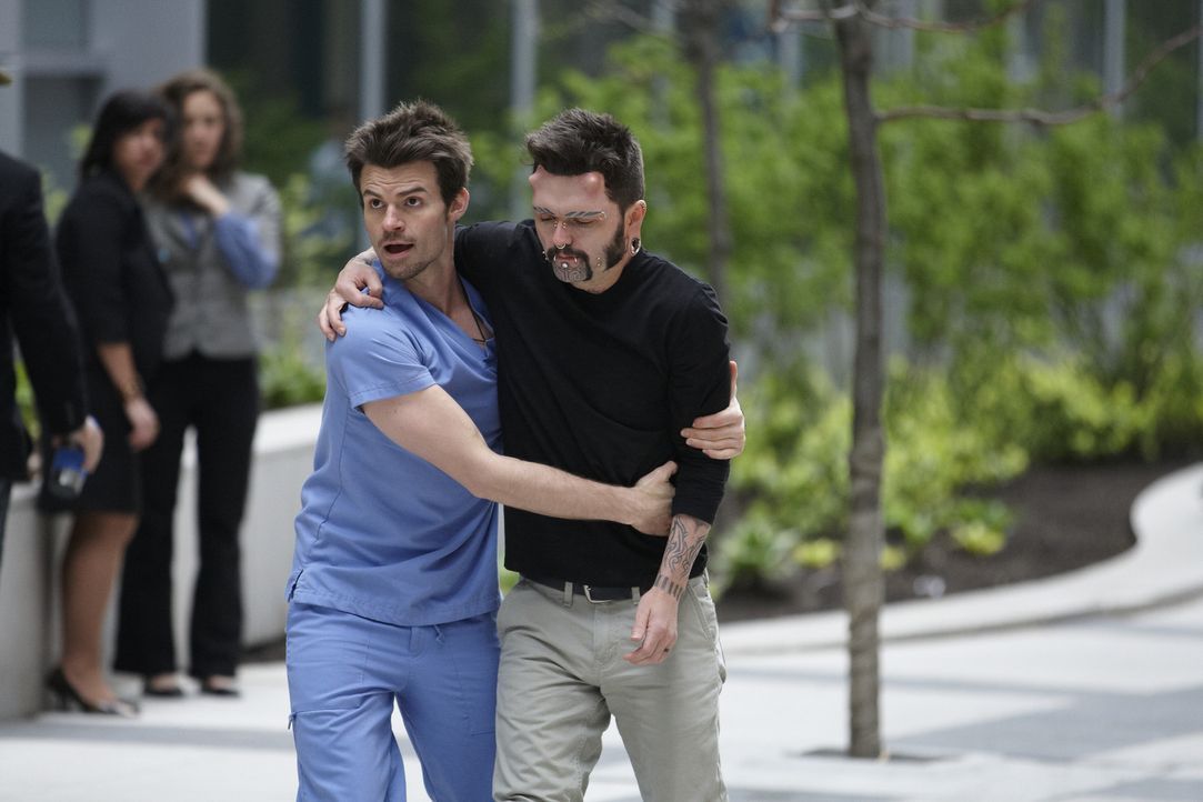 Kann Dr. Joel Goran (Daniel Gillies, l.) Karn (Billy MacLellan, r.) davon überzeugen, doch wieder in die Klinik zurückzukehren? - Bildquelle: 2012  Hope Zee One Inc.
