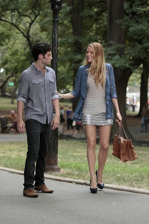 Serena (Blake Lively, r.) und Dan (Penn Badgley, l.) kommen sich wieder näher und Serena wünscht sich nichts mehr, als dass es mit ihnen beiden funk... - Bildquelle: Warner Bros. Television