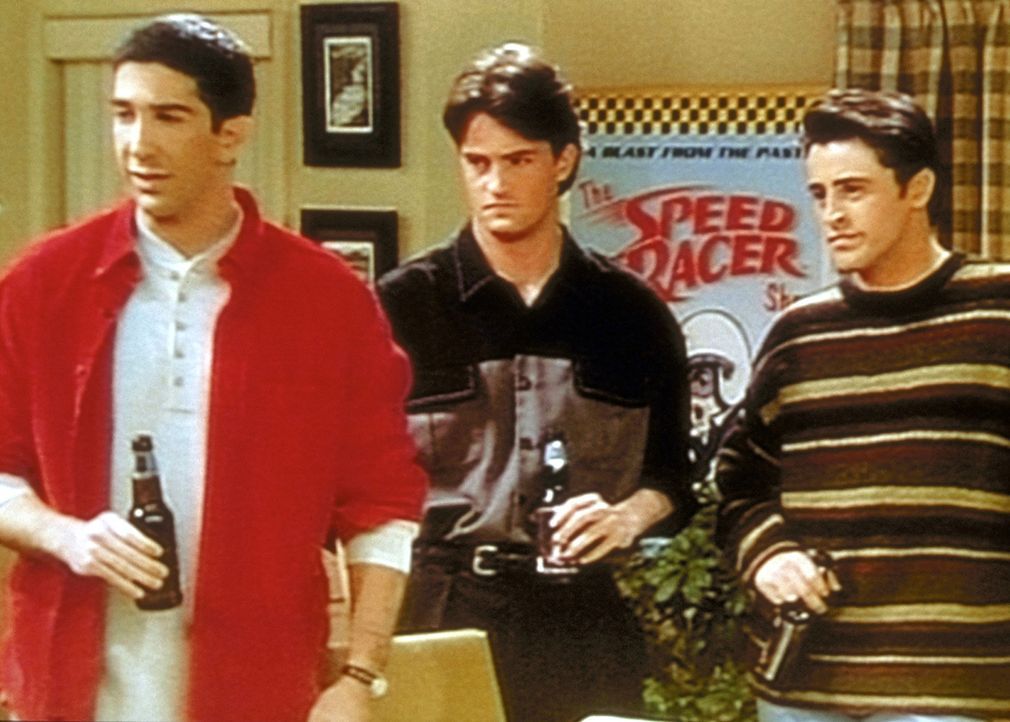 (v.l.n.r.) Ross (David Schwimmer), Chandler (Matthew Perry) und Joey (Matt LeBlanc) sind skeptisch, als die drei Freundinnen mit ihnen pokern wollen. - Bildquelle: TM+  2000 WARNER BROS.