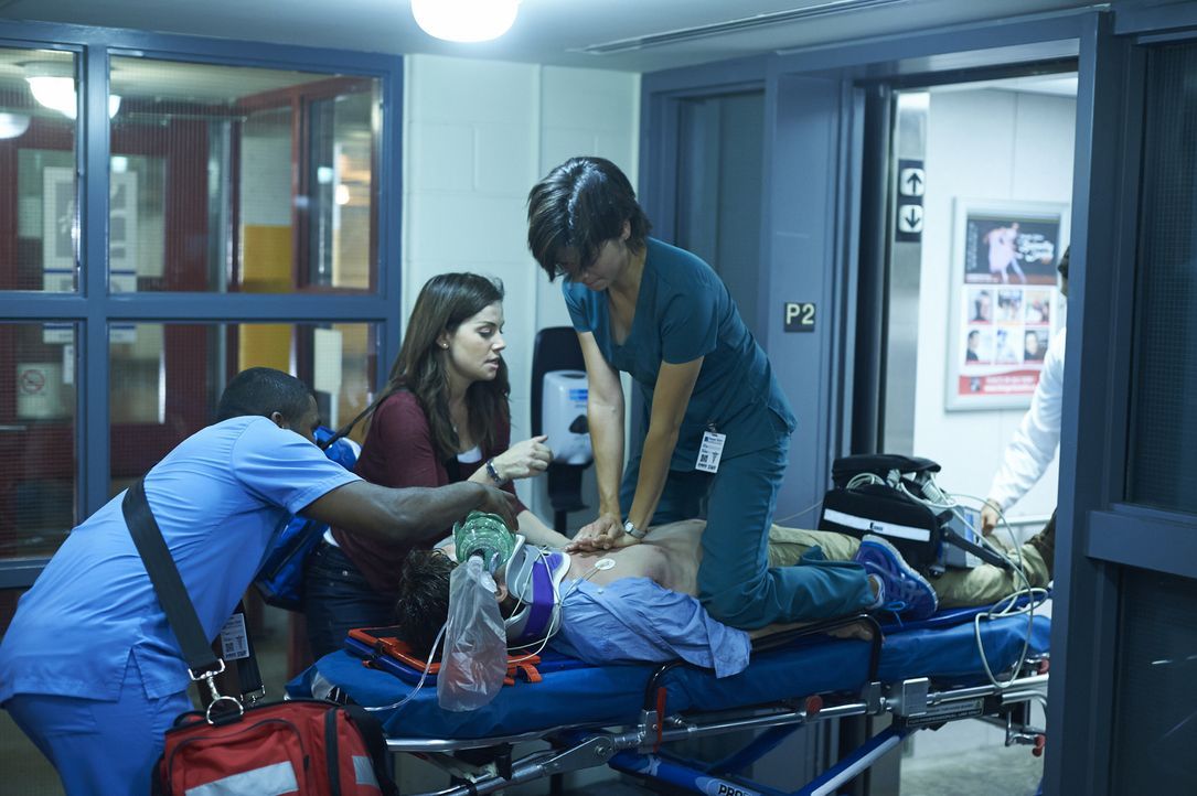 Können Alex (Erica Durance, M.) und Maggie (Julia Taylor Ross, l.) einem Unfallopfer das Leben retten? - Bildquelle: 2013  Hope Zee Two Inc.