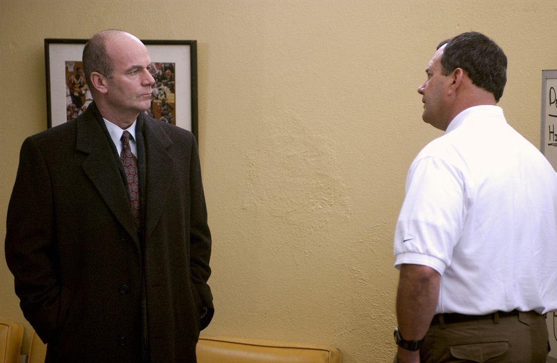 Kann Bobby Lein (Charles Hoyes, r.) Lt. John Stillman (John Finn, l.) bei der Aufklärung des Mordes an Herman Lester weiterhelfen? - Bildquelle: Warner Bros. Television