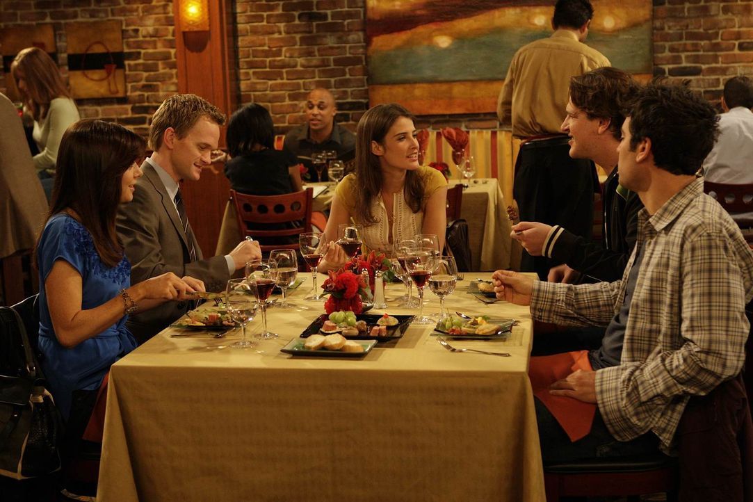 Während Ted (Josh Radnor, r.) den Abend mit Marshall (Jason Segel, 2.v.r.), Barney (Neil Patrick Harris, 2.v.l.), Lily (Alyson Hannigan, l.) und Rob... - Bildquelle: 20th Century Fox International Television