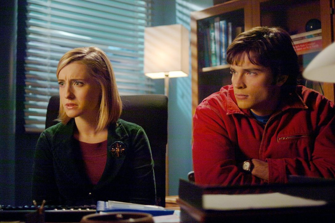 Schock für Clark (Tom Welling, r.): Zusammen mit Chloe (Allison Mack, l.) findet er heraus, dass Lana und Lex seit einiger Zeit zusammenarbeiten ... - Bildquelle: Warner Bros.