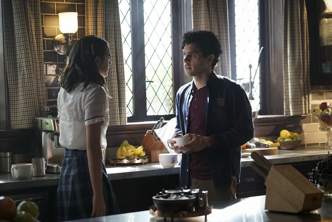 Josie Saltzman (Kaylee Bryant, l.); Landon Kirby (Aria Shahghasemi, r.) - Bildquelle: Annette Brown 2020 Warner Bros Entertainment Inc. All rights reserved. / Annette Brown