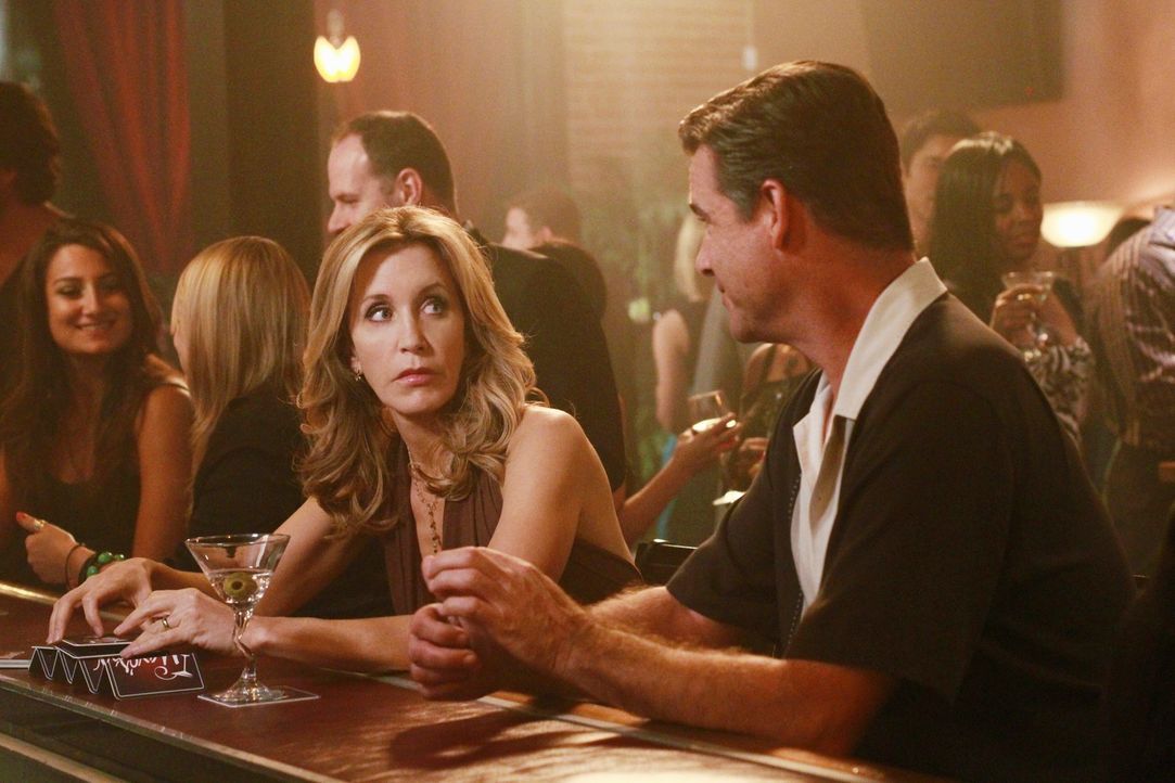 Lynette (Felicity Huffman, l.) ist von ihrem Gesprächspartner Phil (Daran Norris, r.) nicht sonderlich begeistert ... - Bildquelle: ABC Studios