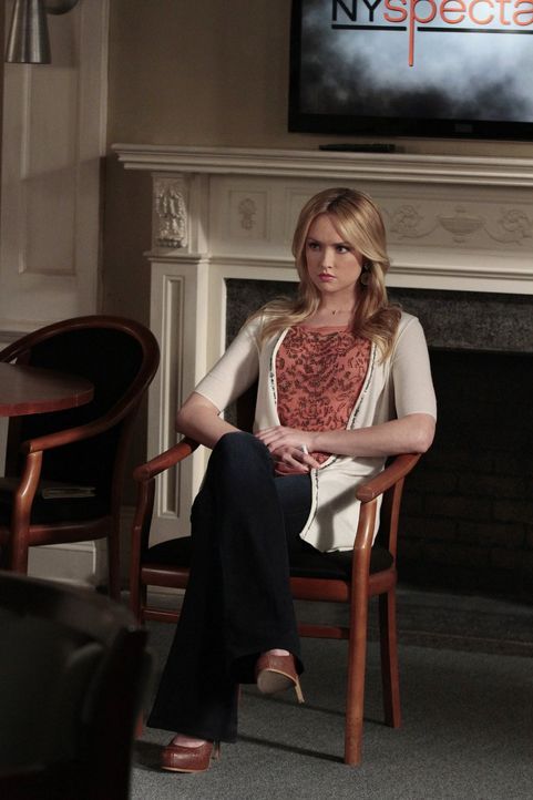 Will Lilys Safe knacken, um an private Unterlagen heranzukommen: Charlie (Kaylee DeFer) ... - Bildquelle: Warner Bros. Television