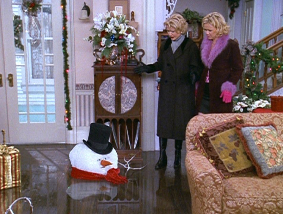 Zelda (Beth Broderick, l.) und Hilda (Caroline Rhea, r.) sehen bestürzt zu, wie der Schneemann, in den Sabrina verwandelt wurde, schmilzt. - Bildquelle: Paramount Pictures