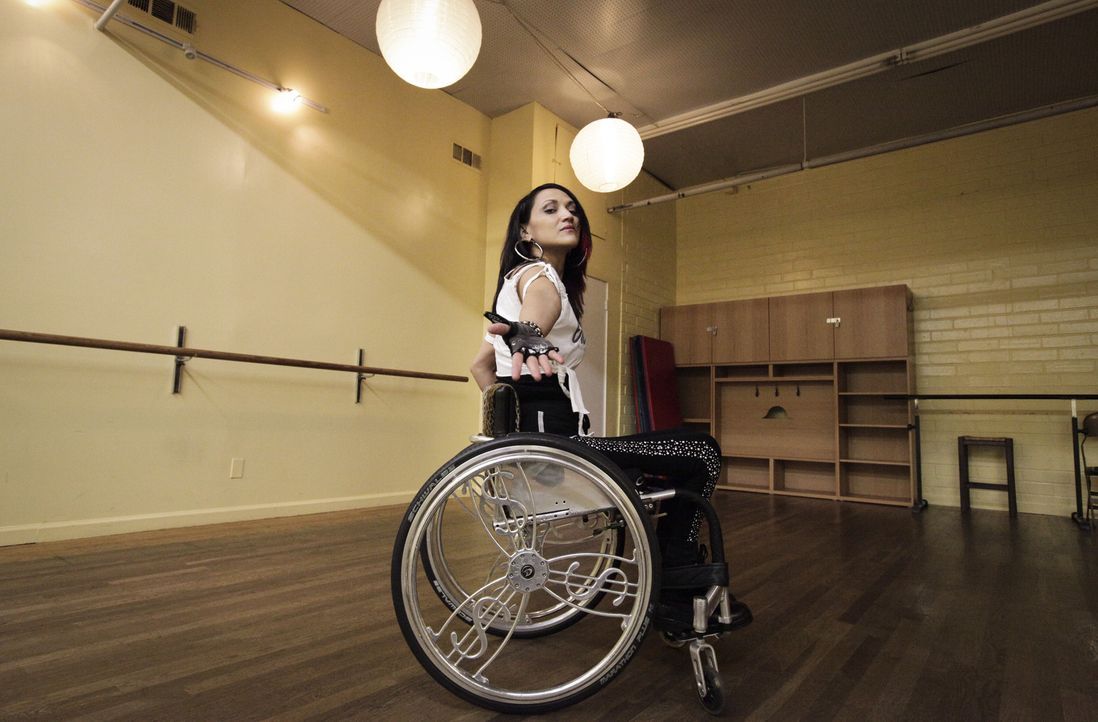Auti war vor ihrem Autounfall, der sie an den Rollstuhl fesselte, eine sehr erfolgreiche Hip-Hop-Tänzerin. Nun ist sie entschlossen, wieder ins Tan... - Bildquelle: Sundance Channel