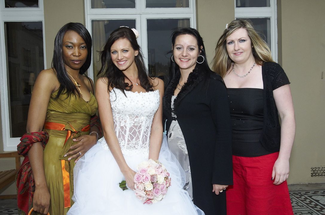 Mel (2.v.l.), Lorna (r.), Ada (l.) und Amanda (2.v.r.) treten an im Wettkampf um das schönste Hochzeitsfest ... - Bildquelle: ITV Studios Limited 2009