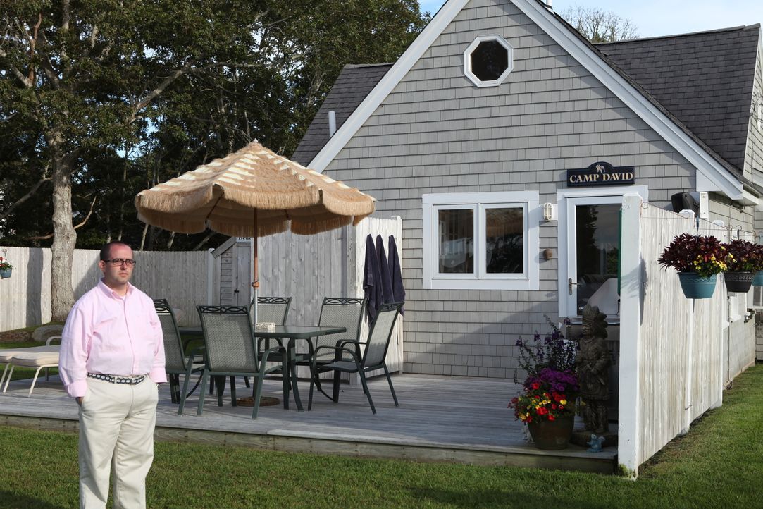 Makler Paul Beatty sieht sich in Cape Cod nach einer passenden Immobilie für die Bedürfnisse und das 350.000 Dollar-Budget der Familie um. - Bildquelle: 2013,HGTV/Scripps Networks, LLC. All Rights Reserved