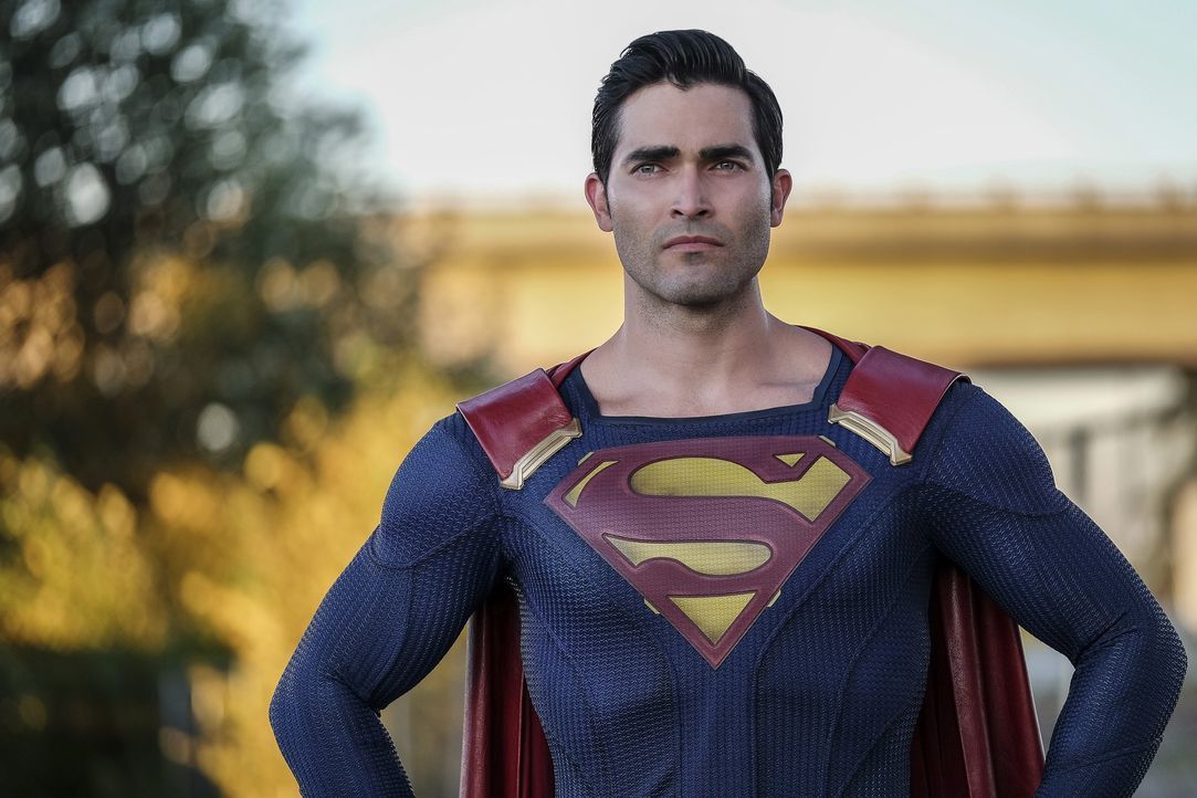Kann Kara alias Supergirl gerade noch rechtzeitig vor einem Unglück bewahren: Clark alias Superman (Tyler Hoechlin) ... - Bildquelle: 2016 Warner Bros. Entertainment, Inc.