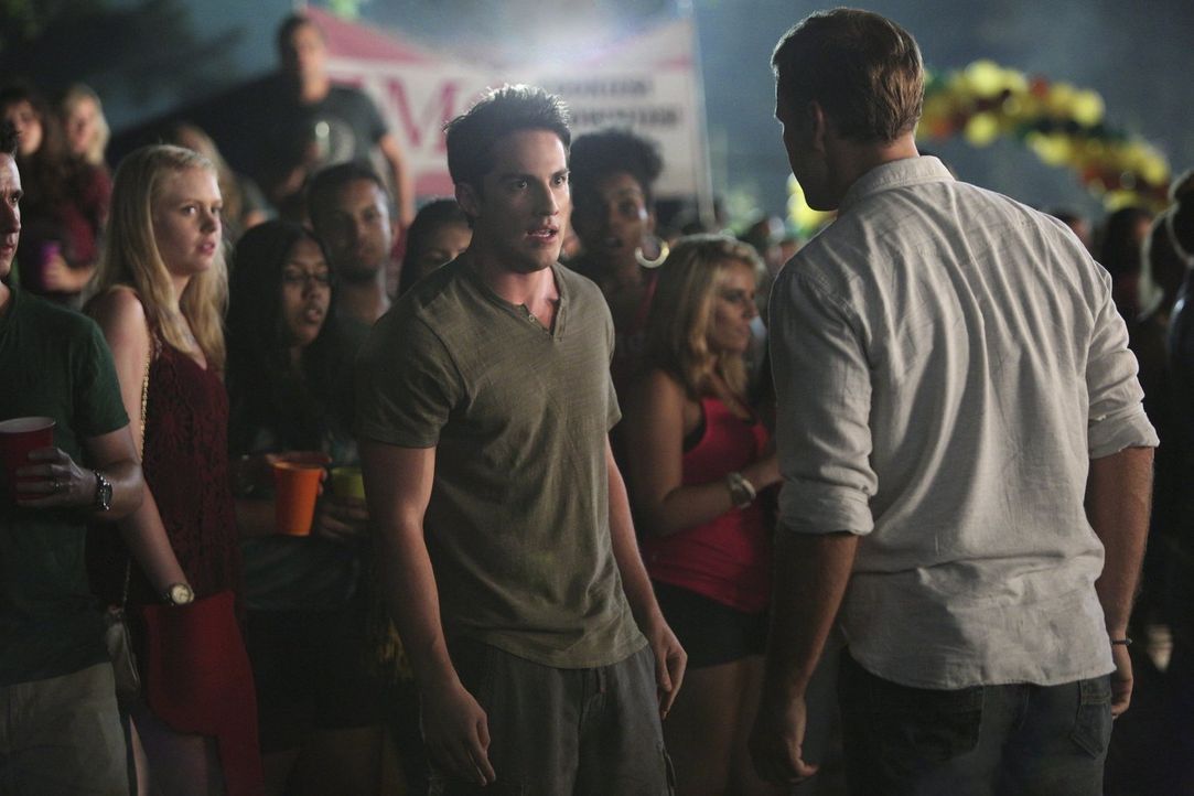 Kann Alaric (Matt Davis, r.) Tyler (Michael Trevino, l.) davon abhalten einen großen Fehler zu begehen? - Bildquelle: Warner Bros. Entertainment, Inc