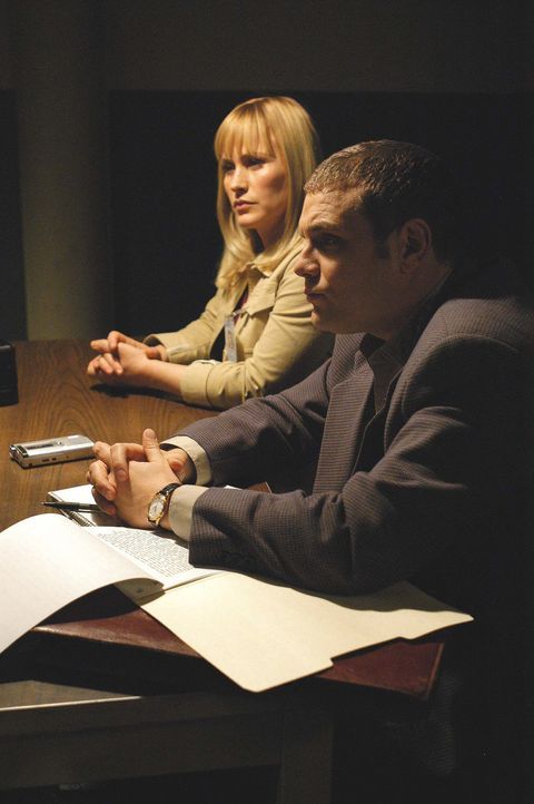 Detective Lee Scanlon (David Cubitt, r.) und Allison (Patricia Arquette, l.) verhören einen Zeugen ... - Bildquelle: Paramount Network Television