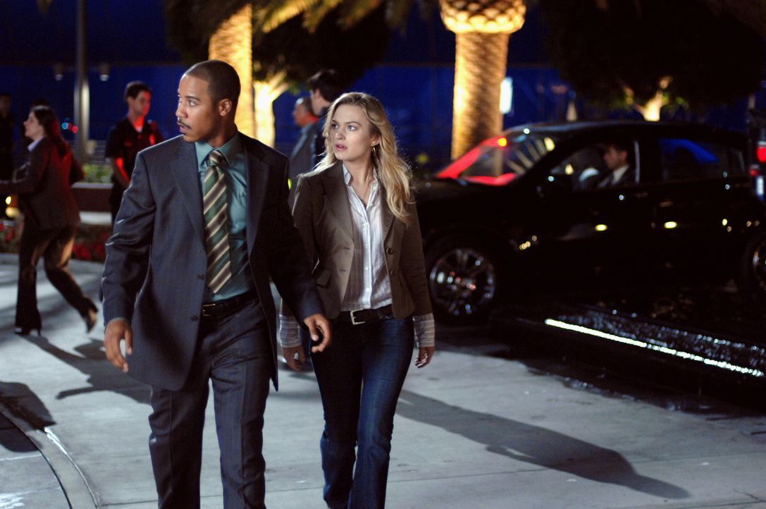 Ihre Wege kreuzen sich ständig: Beth (Sophia Myles, r.) und Leutnant Carl Davis (Brian J. White, l.) sind sofort vor Ort, wenn es etwas aufzuklären... - Bildquelle: Warner Brothers