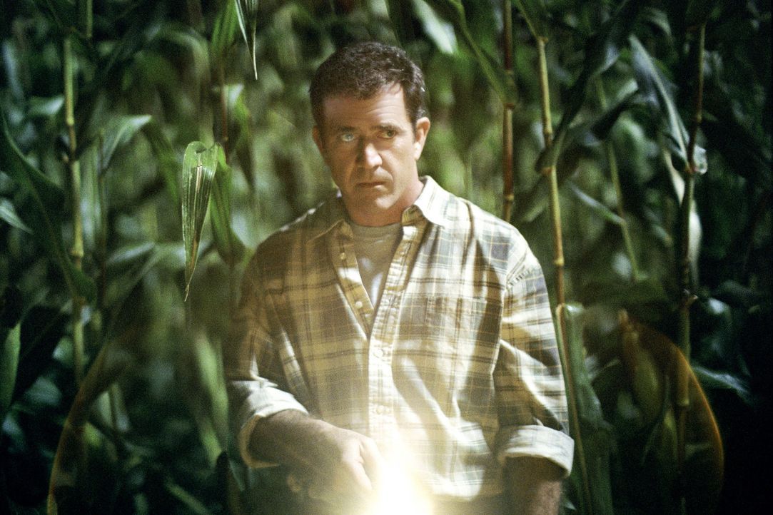 Farmer Graham Hess (Mel Gibson) entdeckt eines Tages einen 200 Meter großen Kornkreis in einem seiner Felder. Sind die rätselhaften Symbolen Botscha... - Bildquelle: Touchstone Pictures