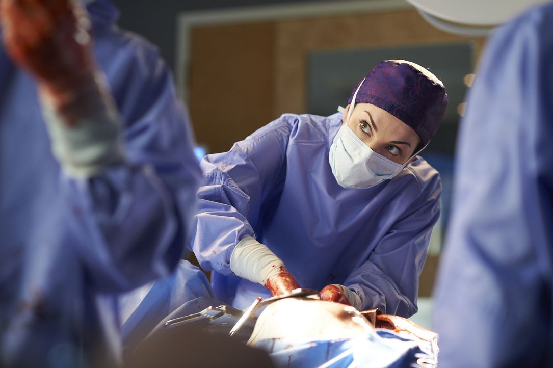 Eine Herztransplantation erfordert Alex' (Erica Durance) uneingeschränkte Aufmerksamkeit. Dass sie die Operation ausgerechnet zusammen mit Dawn, mit...