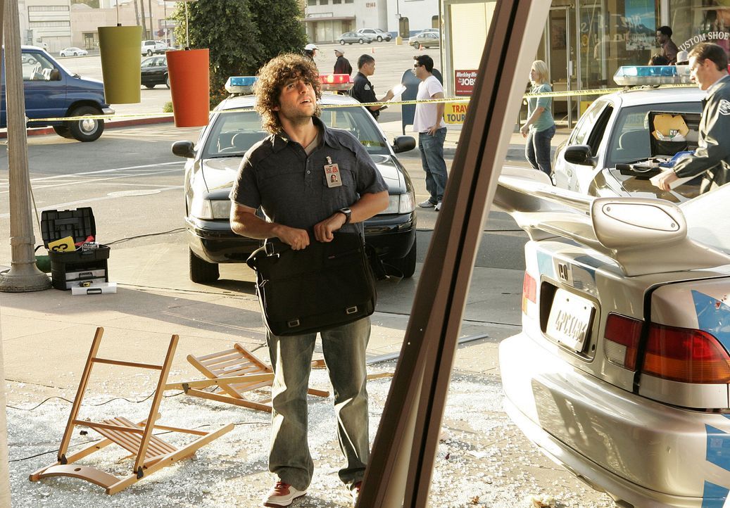 Charlie (David Krumholtz) nimmt den Tatort unter die Lupe und muss feststellen, dass dieser Vorfall kein herkömmlicher Unfall war ... - Bildquelle: Paramount Network Television