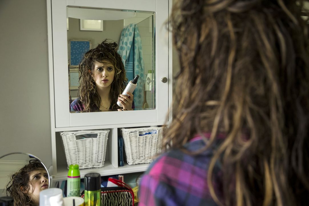 Ausgerechnet am Tag ihres Abschlussballes hat Monica (Laura Marano) einen absoluten Bad Hair Day. Gelingt es ihr in diesem Zustand noch, die Ballkön... - Bildquelle: Touchstone Television