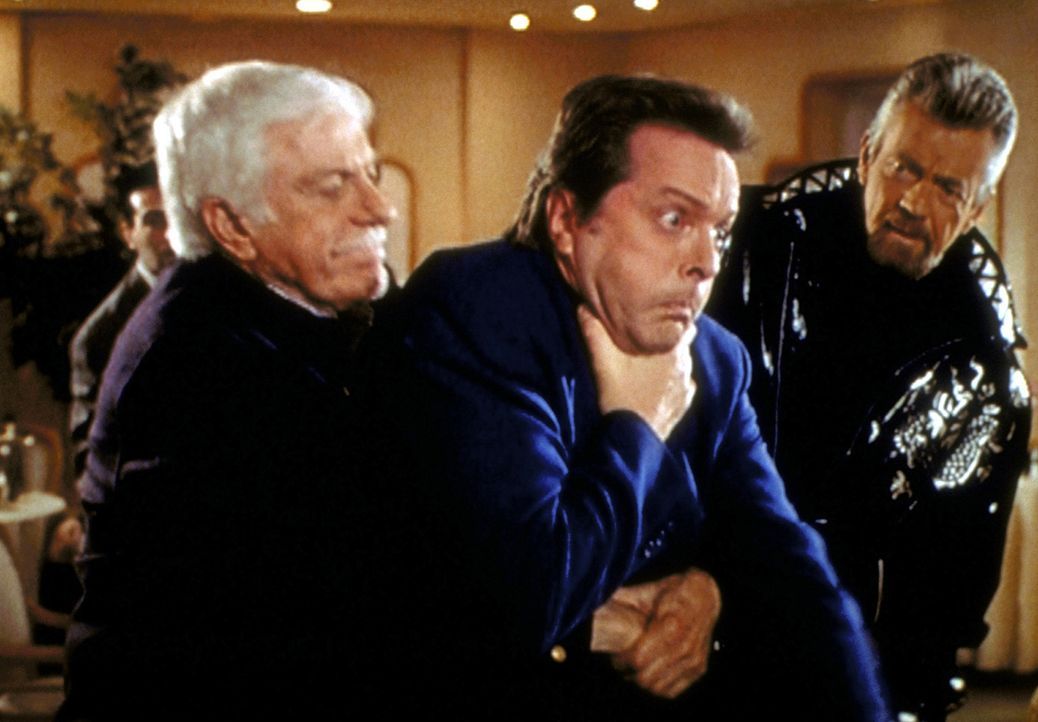 Mark (Dick van Dyke, l.) bewahrt den Schauspieler Jerry Lane (Ian Ogilvy, M.) durch sein schnelles Eingreifen vor dem Ersticken. - Bildquelle: Viacom