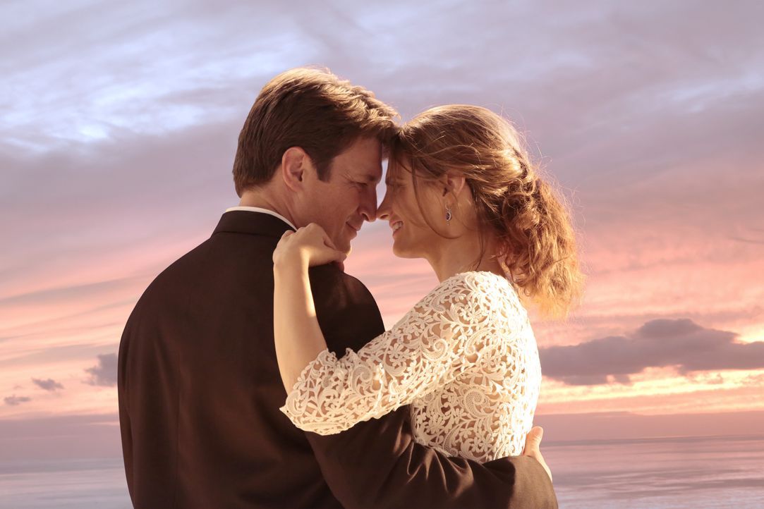Die Ereignisse in einem alternativen Universum bringen Castle (Nathan Fillion, l.) und Beckett (Stana Katic, r.) dazu, endlich vor den Traualtar zu... - Bildquelle: ABC Studios