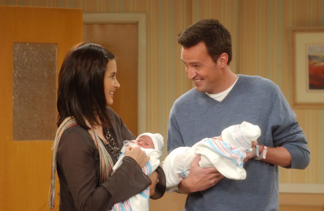 Stolze Eltern: Monica (Courteney Cox, l.) und Chandler (Matthew Perry, r.) ... - Bildquelle: 2003 Warner Brothers International Television