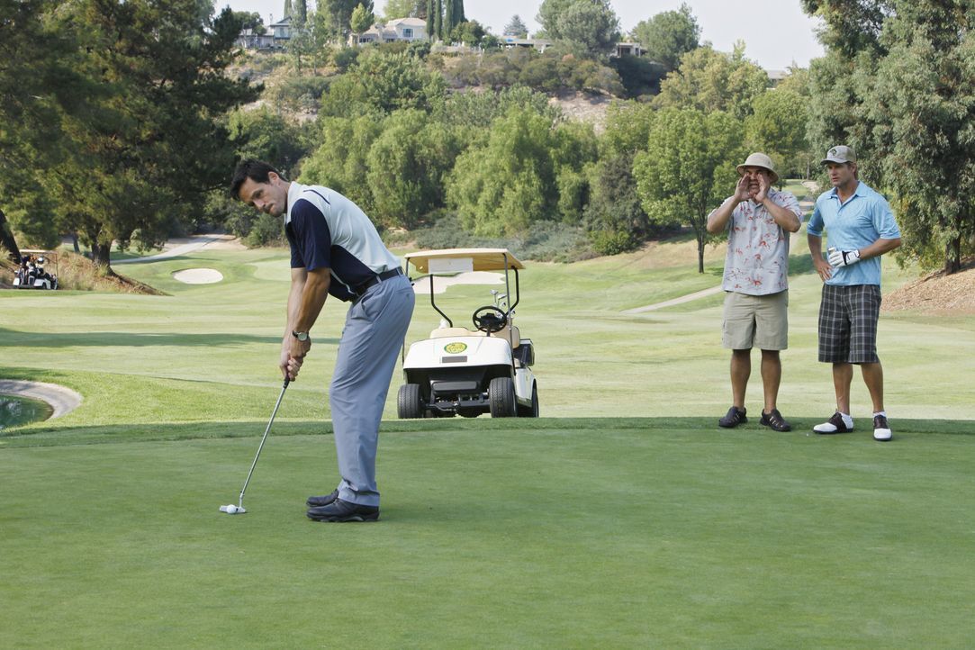 Während Grayson (Josh Hopkins, l.), Bobby (Brian Van Holt, r.) und Andy (Ian Gomez, M.) einen gemeinsamen Golftag verbringen, versucht Jules, Josh... - Bildquelle: 2009 ABC INC.