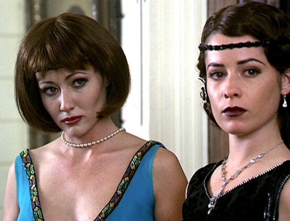 Prue (Shannen Doherty, l.) und Piper (Holly Marie Combs, r.) waren in einem früheren Leben nicht die Schwestern von Phoebe, sondern ihre Cousinen u... - Bildquelle: Paramount Pictures